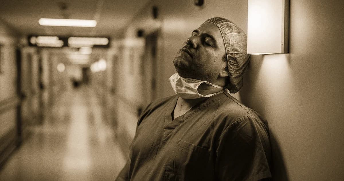 Chirurg nach dem OP-Saal — entspannt, in Gedanken versunken