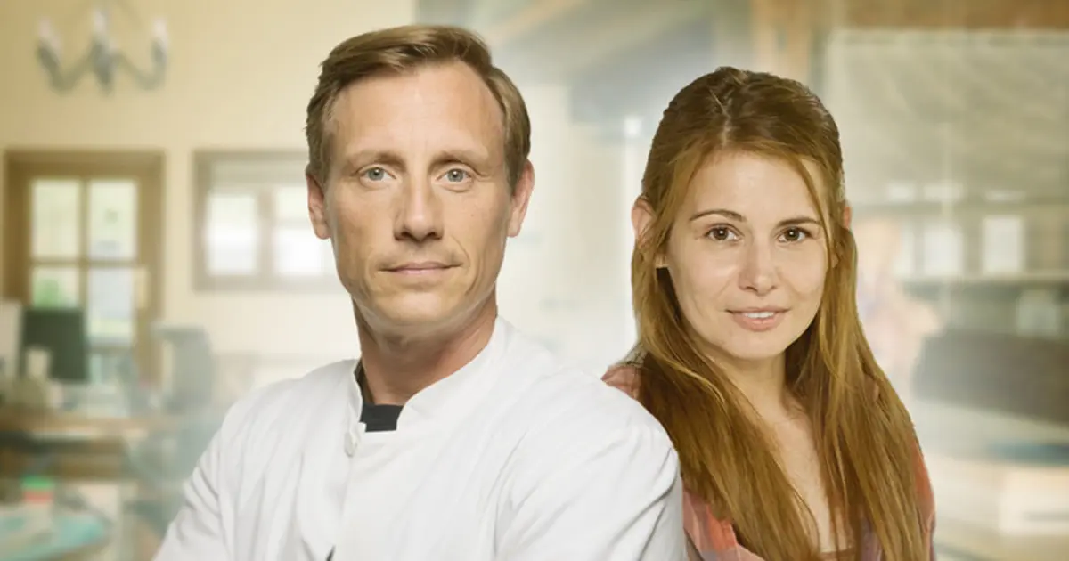 Dr. Nice: Patrick Kalupa als Dr. Moritz Neiss mit Josefine Preuss als Charlie Winkler, ZDF-Pressebild