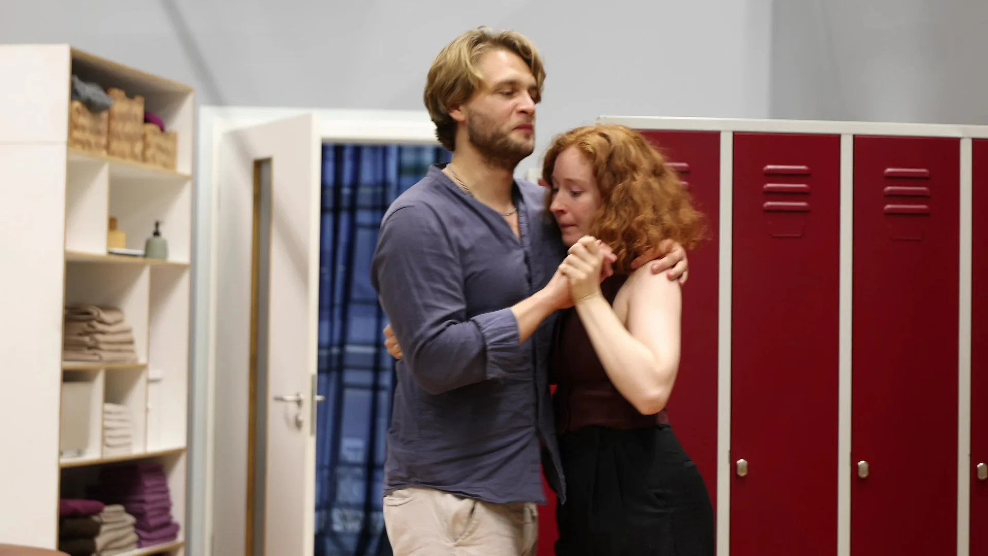 Luan Gummich und Linda Kummer proben eine Szene — Backstage-Einblick zu den Dreharbeiten der 12. Staffel von In aller Freundschaft – Die jungen Ärzte