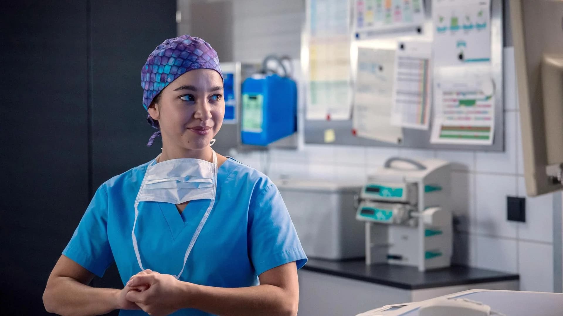 Sofia Galura (Olivia Papoli-Barawati) freut sich auf OP-Assistenz — Szenenbild aus Folge 462 Passion, Junge Ärzte Staffel 12
