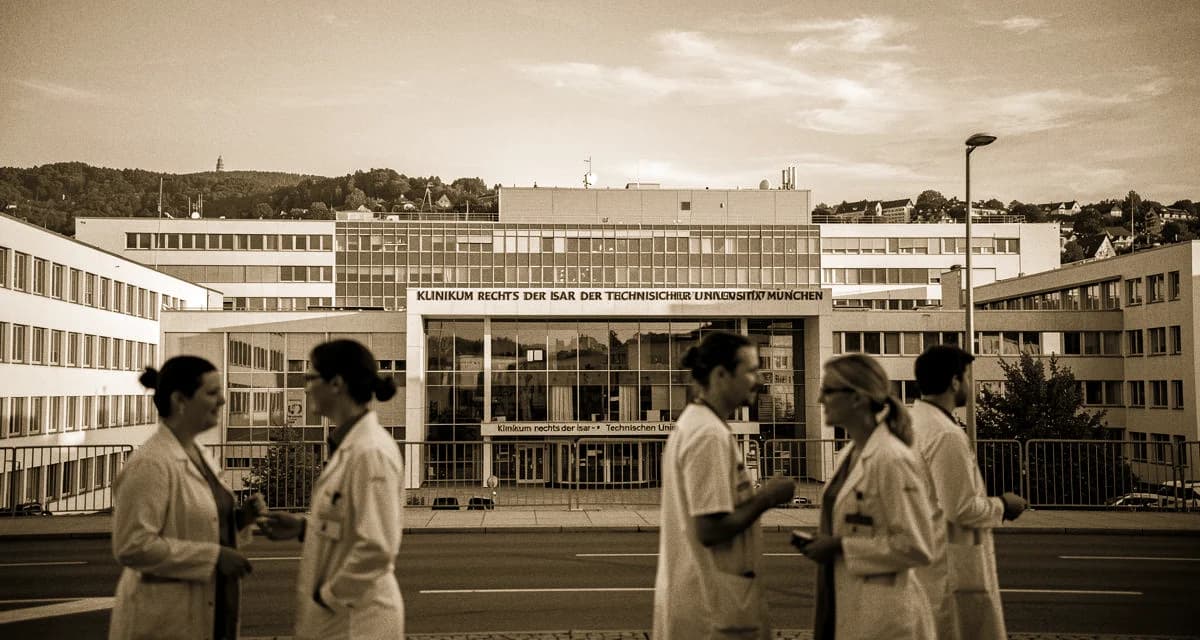Backsteingebäude des Klinikums rechts der Isar an der Ismaninger Straße in Haidhausen