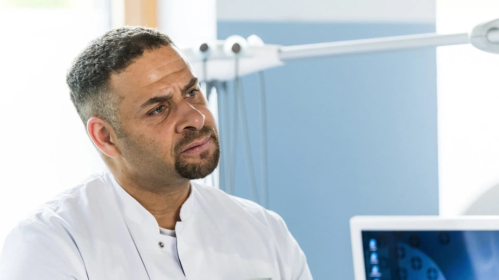 Mike Adler privat: Dr. Matteo Moreau (Mike Adler) beäugt seinen Patienten kritisch — Staffel 12