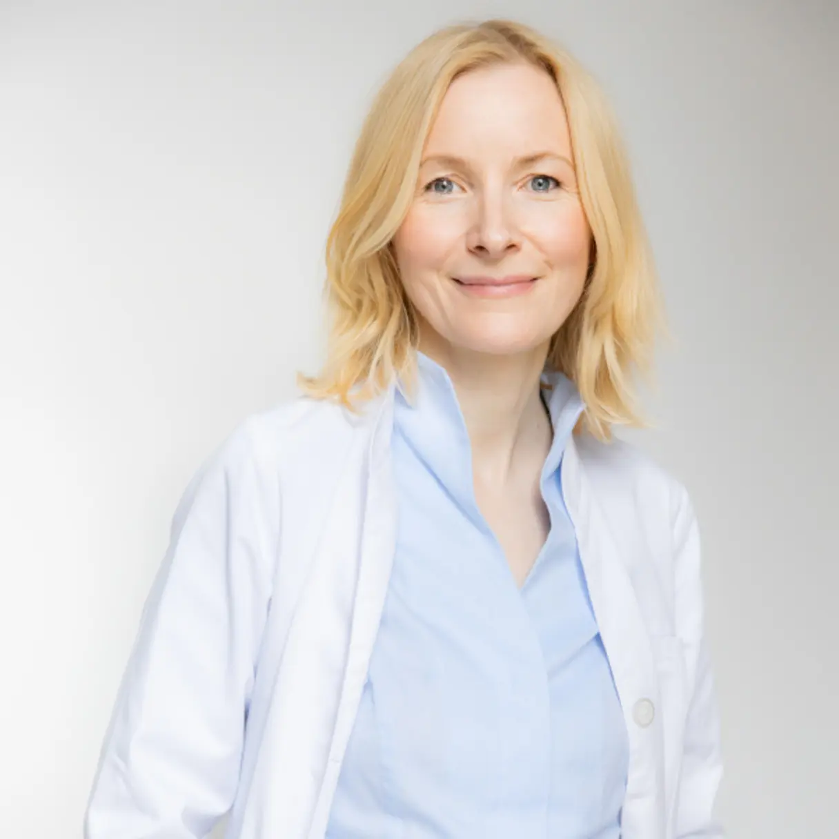 Dr. Anne Fleck, Ernährungsmedizinerin, im weissen Arztkittel