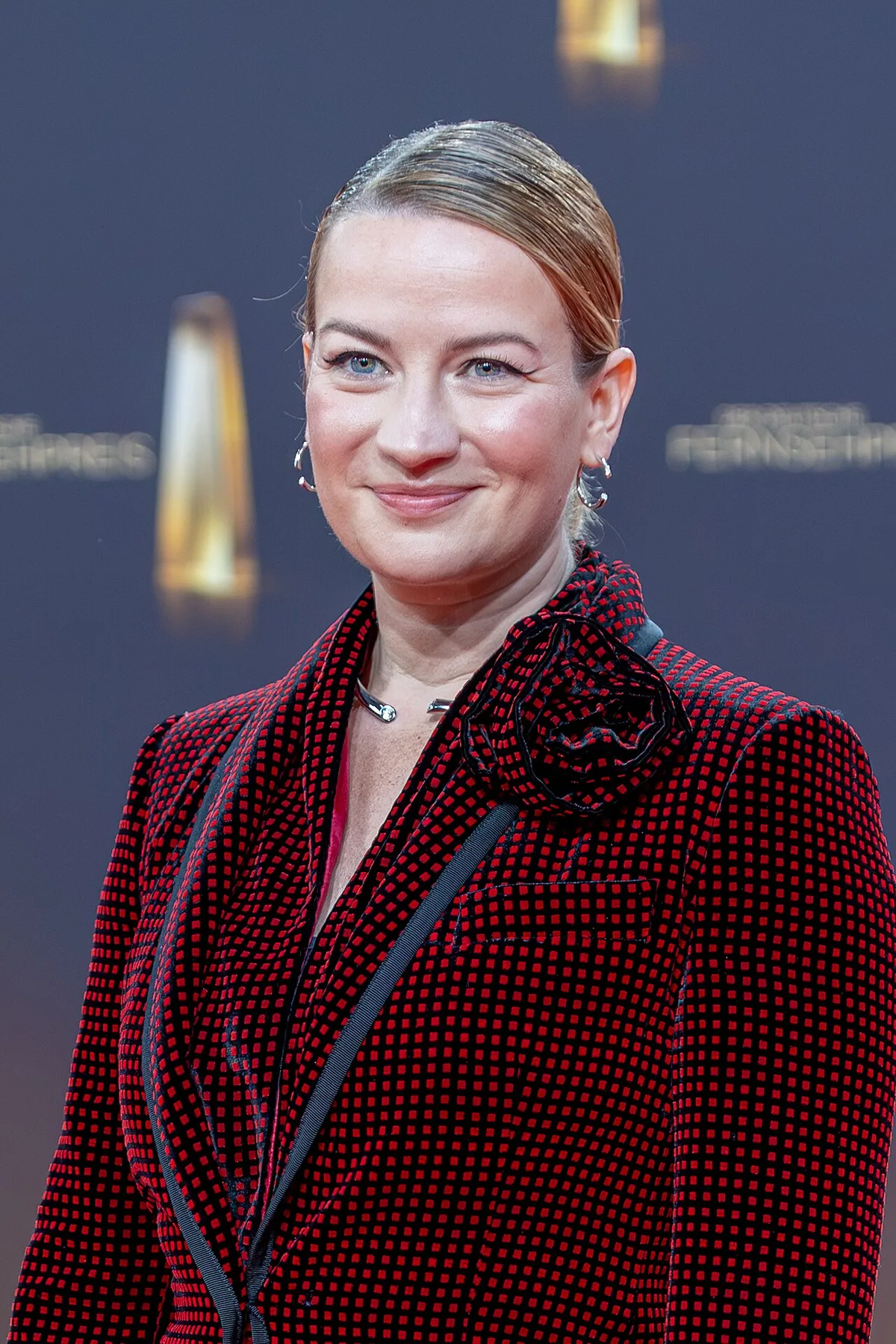 Nina Gummich beim Deutschen Fernsehpreis 2023 in einem eleganten Abendkleid