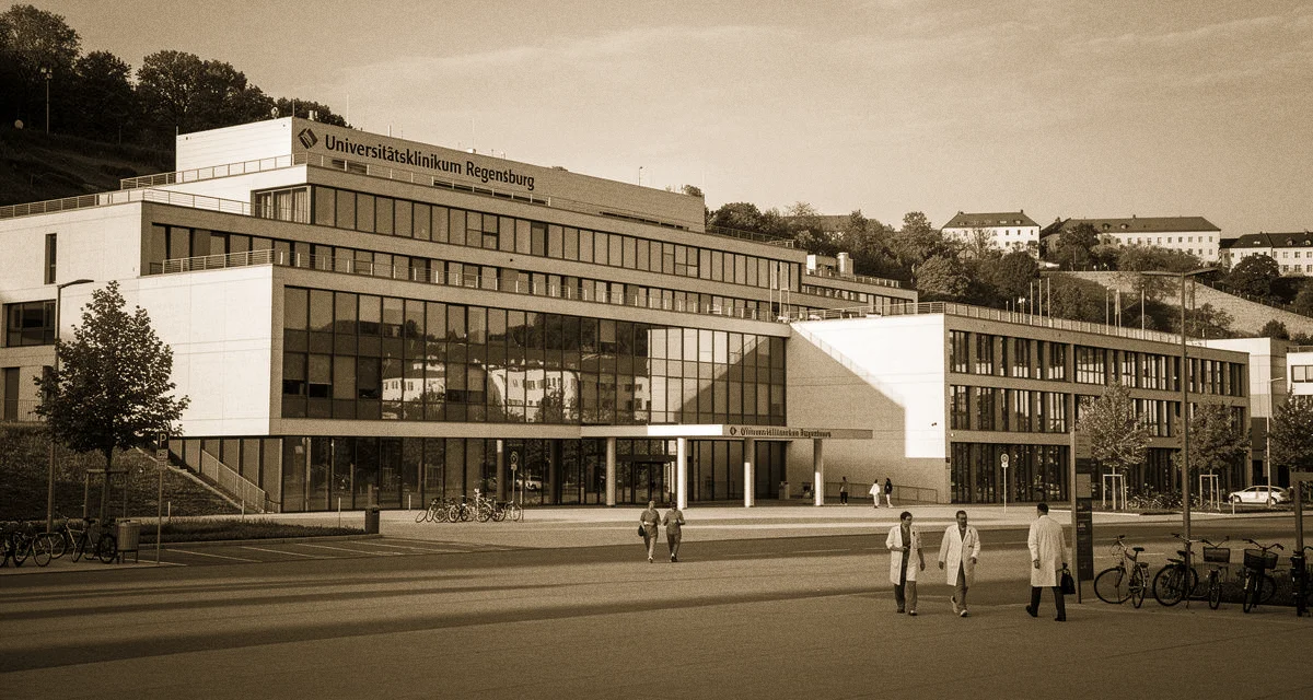 Uniklinik Regensburg Singles: Universitätsklinikum Regensburg an der Franz-Josef-Strauß-Allee mit moderner Klinikfassade und
